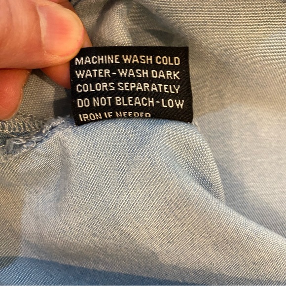 T&W Deisgns large sleeveless button up top 100% tencel - Picture 2 of 7